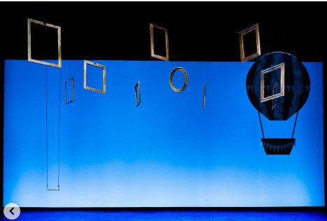 scenografia teatrale con cornici appese