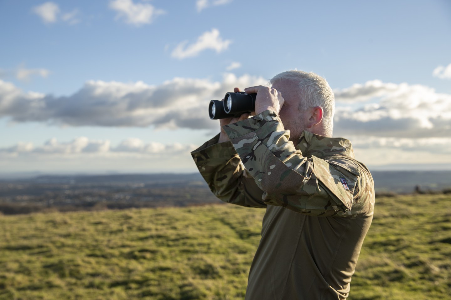 uomo che fa birdwatching
