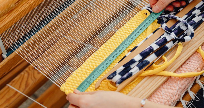 laboratorio di tessitura con telaio