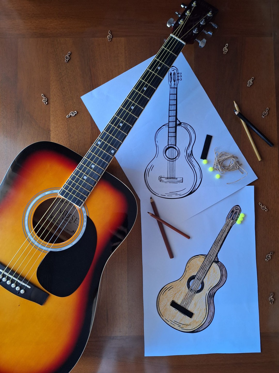 chitarra con disegno collage