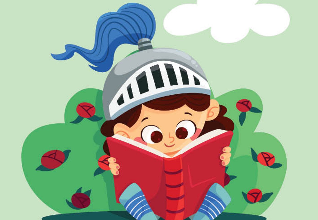 bambino che legge un libro con indosso un elmetto da cavaliere