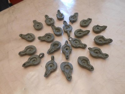 laboratorio di lucernette in argilla