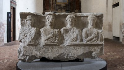 Stele funeraria rappresentante 4 membri della famiglia degli Arruntii