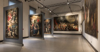 Duemila pezzi - dal Medioevo al Novecento - raccontano l’evoluzione dell’arte a Cremona. 
