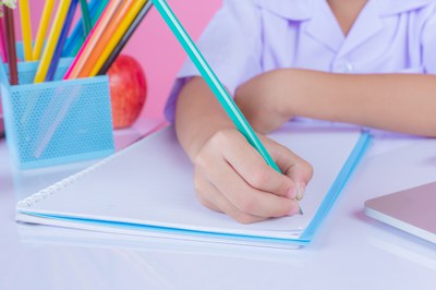 Bambino che scrive